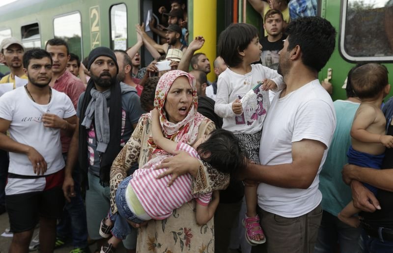 Macaristan'da mülteciler trenlere akın etti