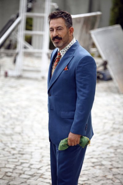 Cem Yılmaz yemek yediği kadınları tanımadı