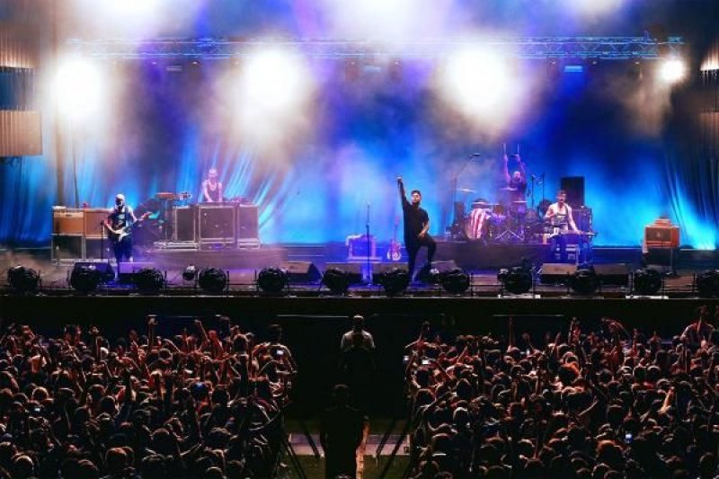 Hadise'yi süper minisi zorladı