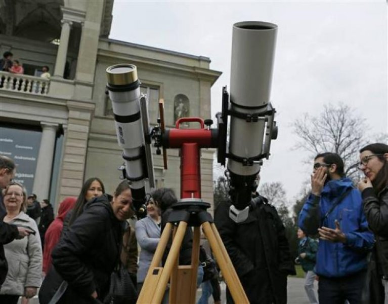 Dünyadan Güneş tutulması manzaraları