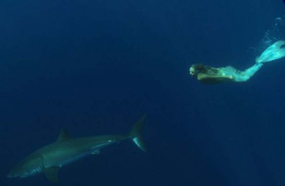 Hannah kendini deniz kızı sanıyor