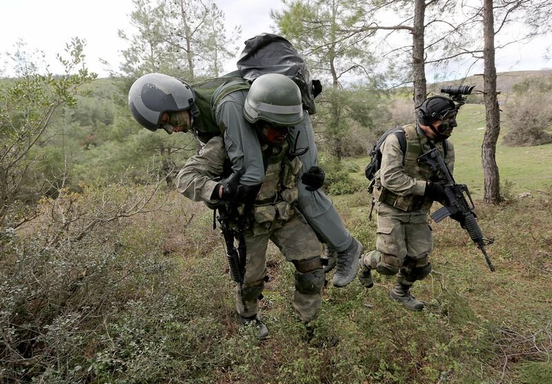 TSK'nın özel timinden nefes kesen görüntüler
