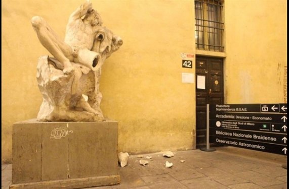 İtalya'da selfie çekmek uğruna kırılan heykelden görüntüler