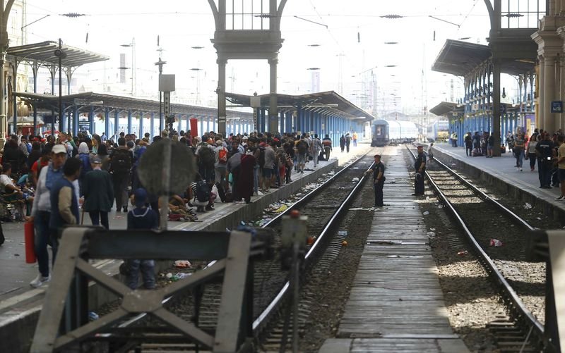 Macaristan'da mülteciler trenlere akın etti