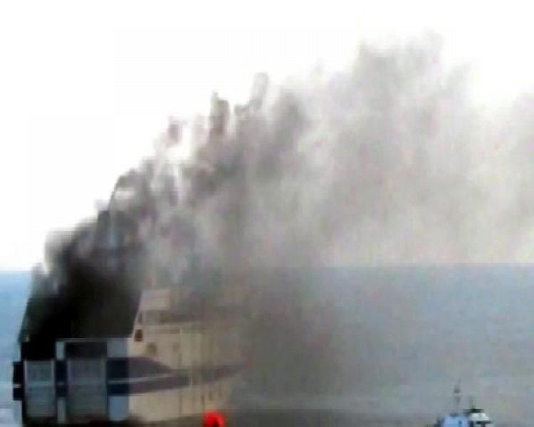 Seyir halindeki 478 yolculu İtalyan feribotu yanıyor