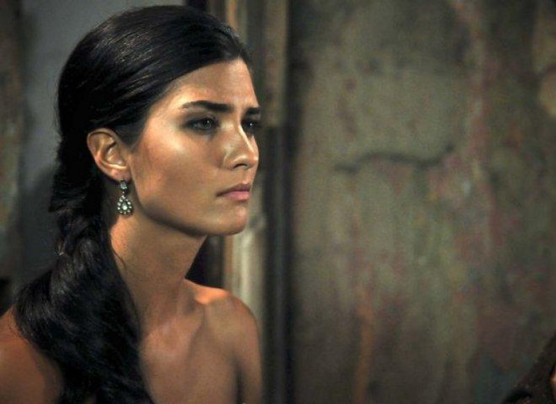 Güzel oyuncu Tuba Büyüküstün'ün takipçileri artıyor 