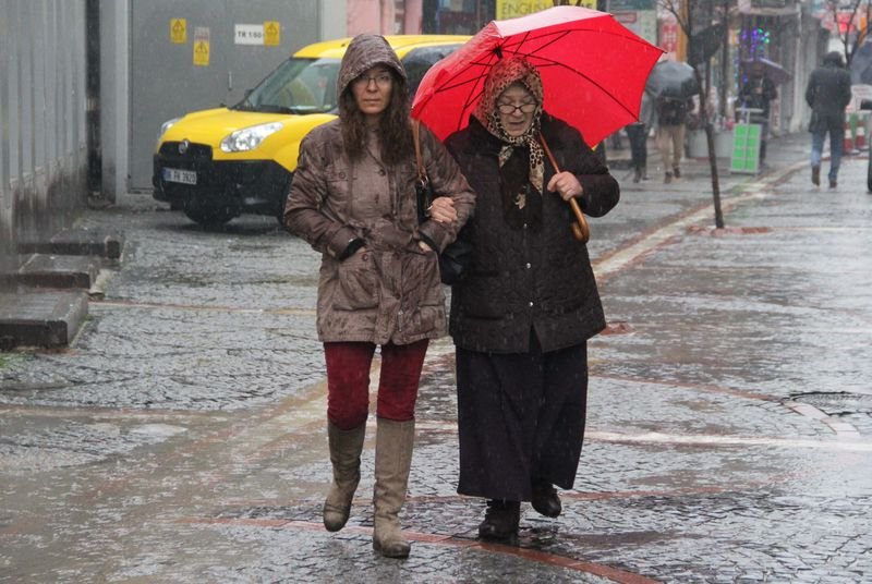 Edirne'de sağanak yaşamı olumsuz etkiledi