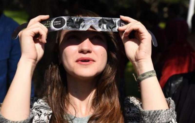 Dünyadan Güneş tutulması manzaraları