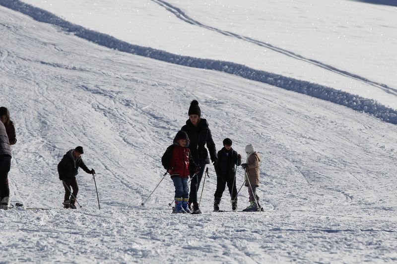 Hakkari'de 2 bin 700 rakımda kayak keyfi 