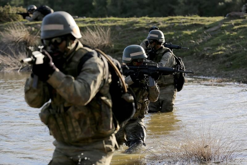 TSK'nın özel timinden nefes kesen görüntüler
