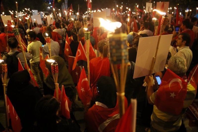 İstanbul'da binlerce kişi Boğaziçi Köprüsü'ne akın etti