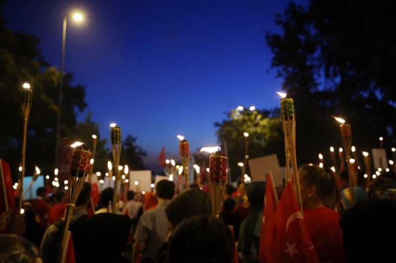 İstanbul'da binlerce kişi Boğaziçi Köprüsü'ne akın etti