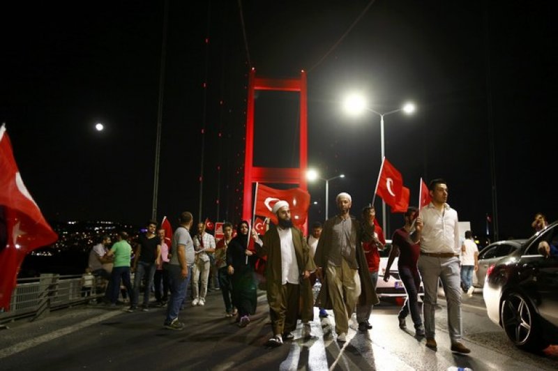 İstanbul'da binlerce kişi Boğaziçi Köprüsü'ne akın etti