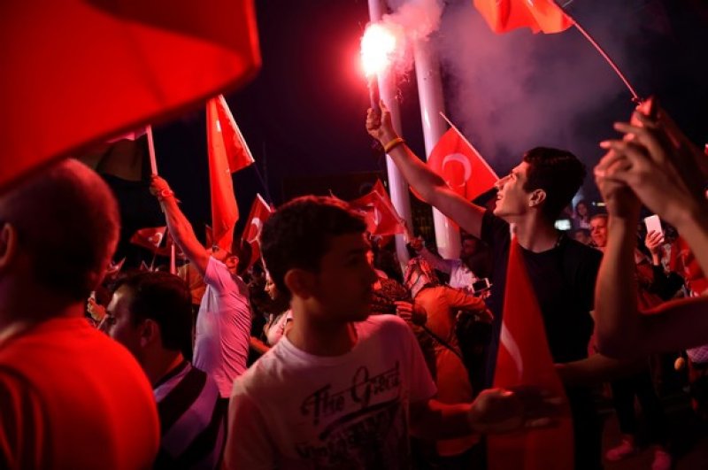 İstanbul'da binlerce kişi Boğaziçi Köprüsü'ne akın etti