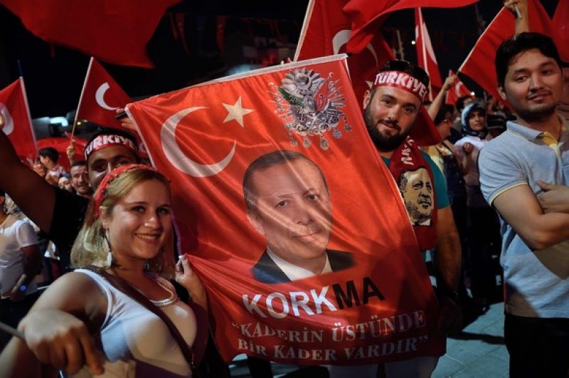 İstanbul'da binlerce kişi Boğaziçi Köprüsü'ne akın etti