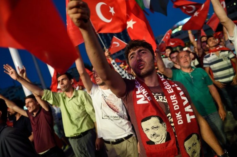 İstanbul'da binlerce kişi Boğaziçi Köprüsü'ne akın etti