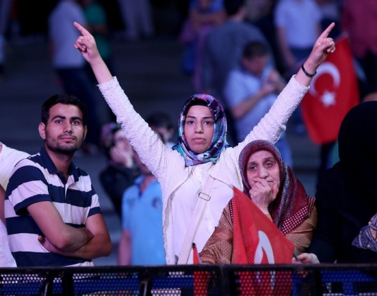 İstanbul'da binlerce kişi Boğaziçi Köprüsü'ne akın etti