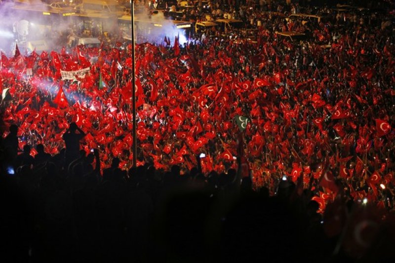 İstanbul'da binlerce kişi Boğaziçi Köprüsü'ne akın etti