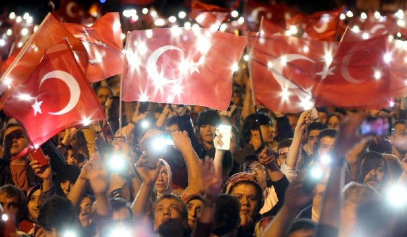 İstanbul'da binlerce kişi Boğaziçi Köprüsü'ne akın etti