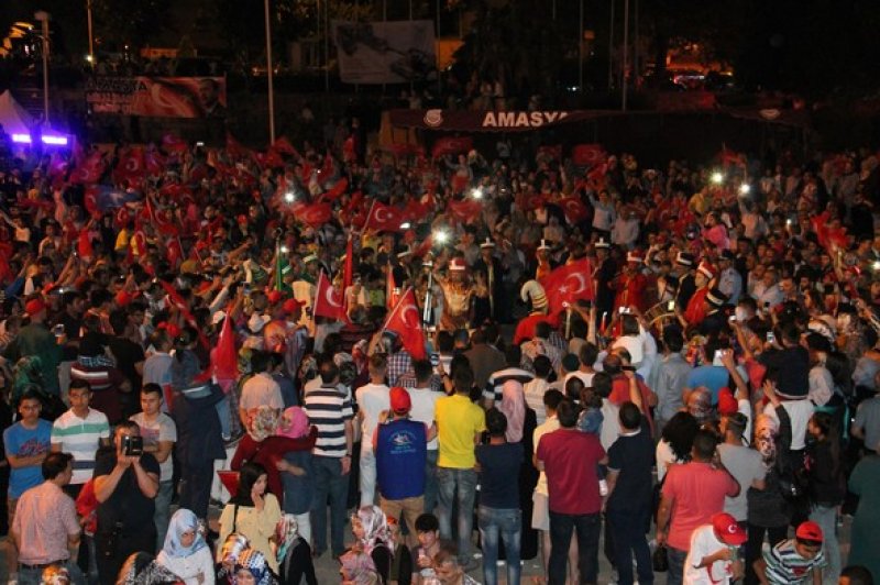 İstanbul'da binlerce kişi Boğaziçi Köprüsü'ne akın etti