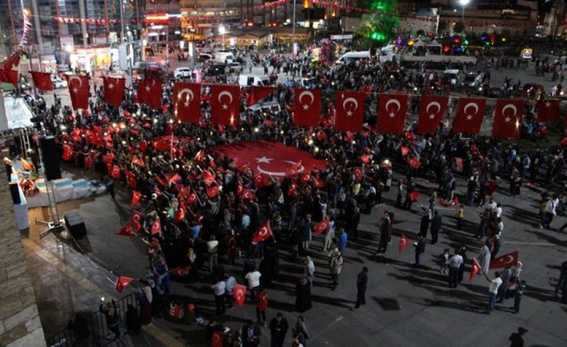 İstanbul'da binlerce kişi Boğaziçi Köprüsü'ne akın etti
