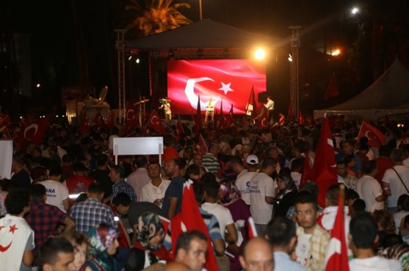 İstanbul'da binlerce kişi Boğaziçi Köprüsü'ne akın etti