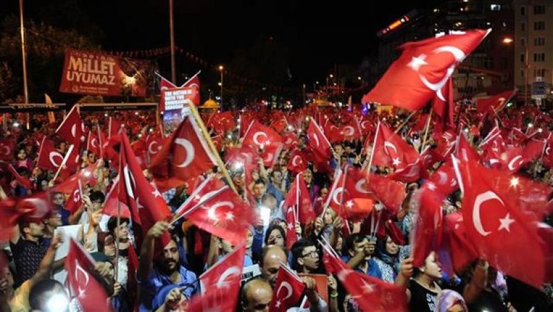 İstanbul'da binlerce kişi Boğaziçi Köprüsü'ne akın etti