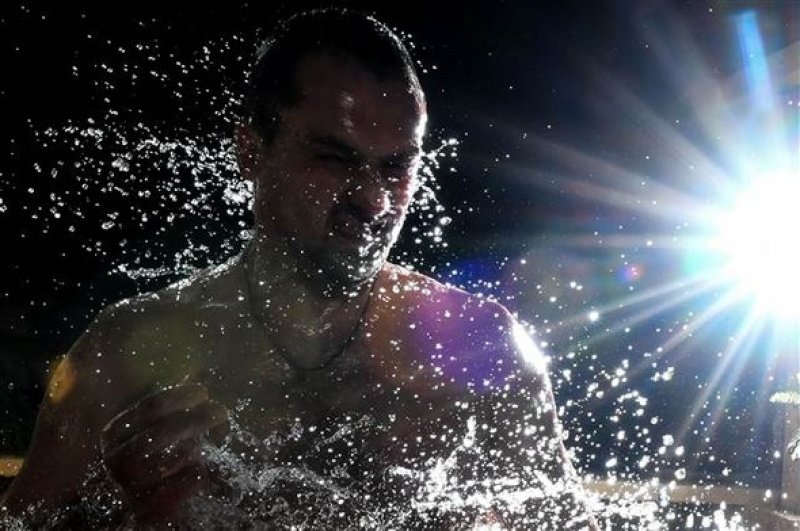 Rusya'da yüzlerce kişi buz gibi suya girdi