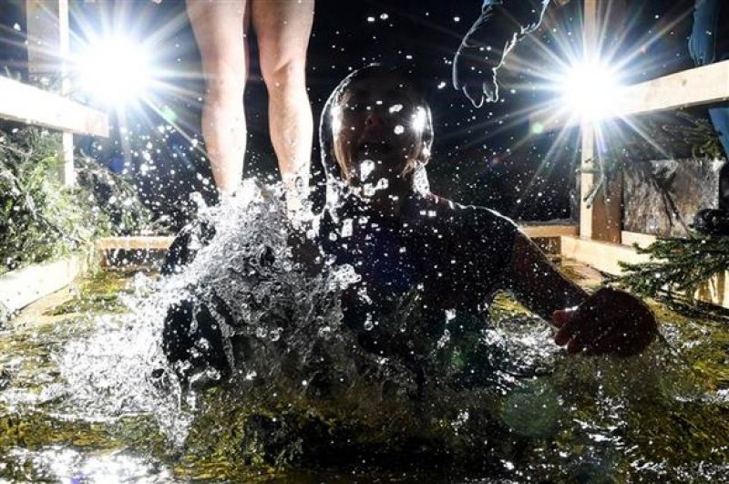 Rusya'da yüzlerce kişi buz gibi suya girdi