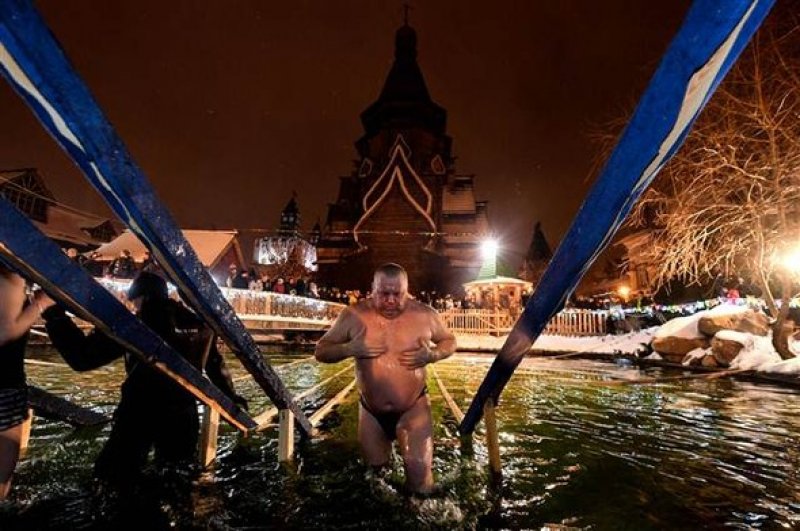 Rusya'da yüzlerce kişi buz gibi suya girdi
