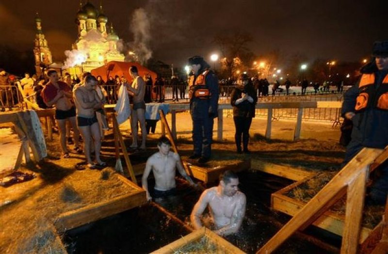 Rusya'da yüzlerce kişi buz gibi suya girdi