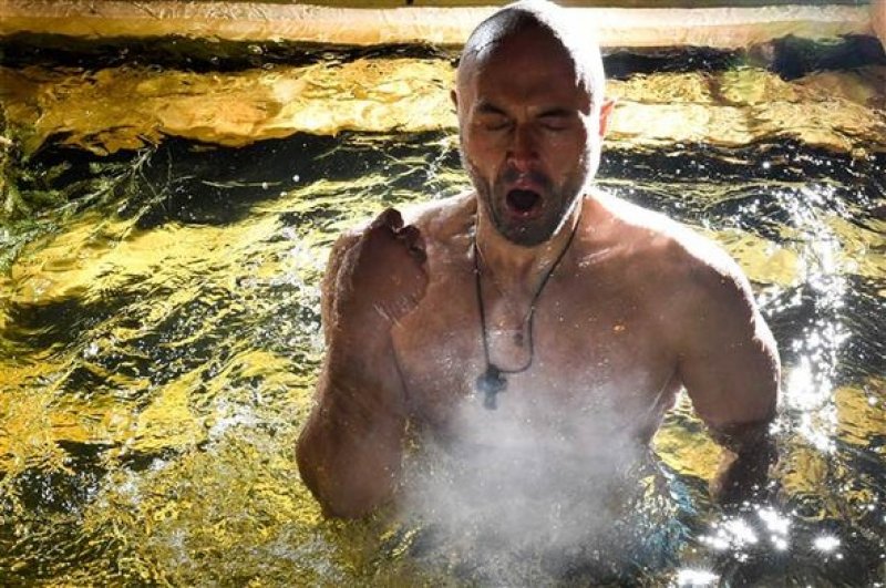 Rusya'da yüzlerce kişi buz gibi suya girdi