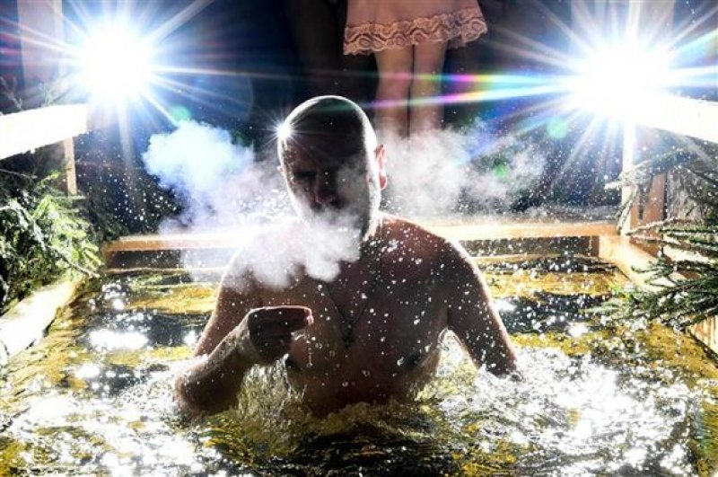 Rusya'da yüzlerce kişi buz gibi suya girdi