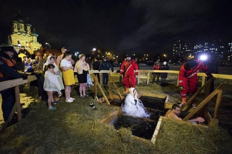 Rusya'da yüzlerce kişi buz gibi suya girdi