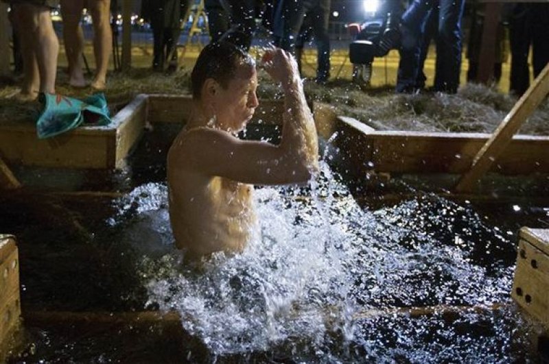 Rusya'da yüzlerce kişi buz gibi suya girdi