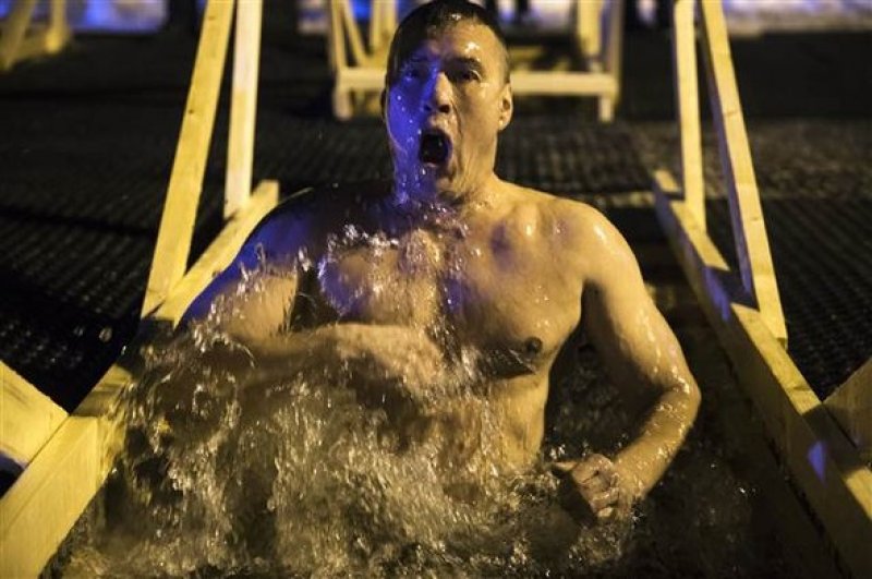 Rusya'da yüzlerce kişi buz gibi suya girdi