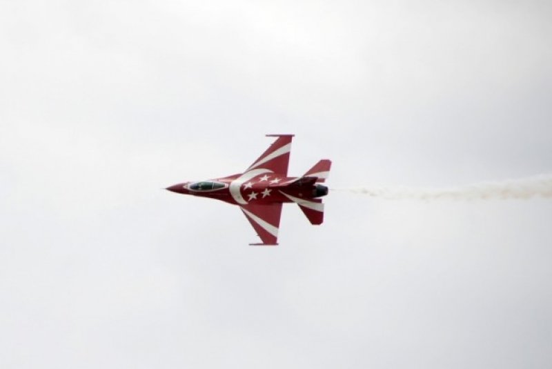 Akrobasi uçakları alev topları arasında nefes kesti