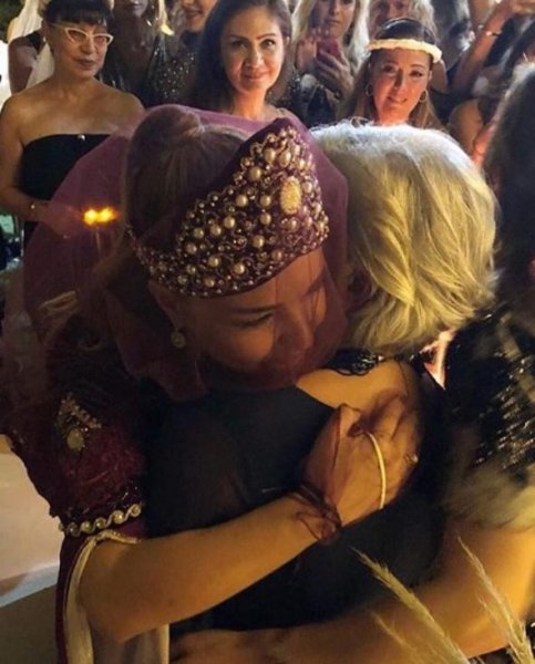 Şarkıcı Bengü kına gecesi yaptı