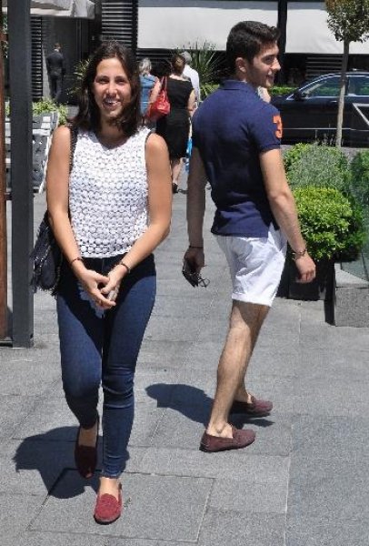 Zehra Çilingiroğlu yürüyüş arkadaşıyla kahvaltıda