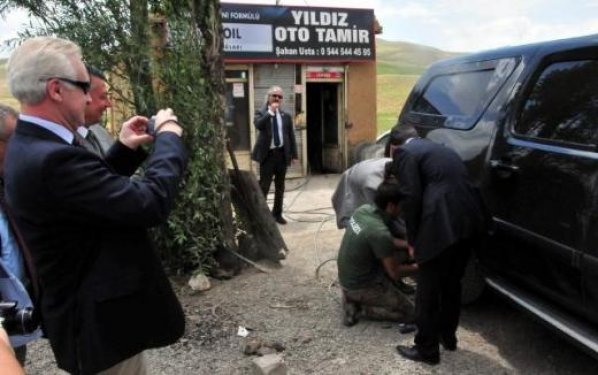 ABD Büyükelçisi Ricciardone'nin lastiği patladı