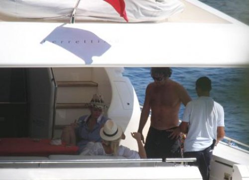 Cem Uzan'ın eski eşi genç sevgilisiyle tatilde