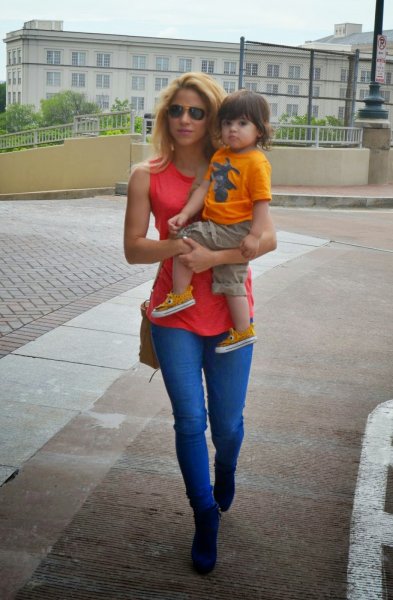 Shakira oğlu Milan'a İspanyolca öğretiyor