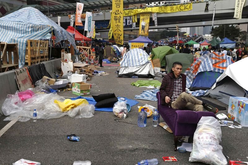 Hong Kong'da gösteri alanları boşaltıldı
