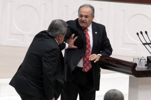 AK Parti'li Salim Uslu Kamer Genç'i Meclis kürsüsünden itti