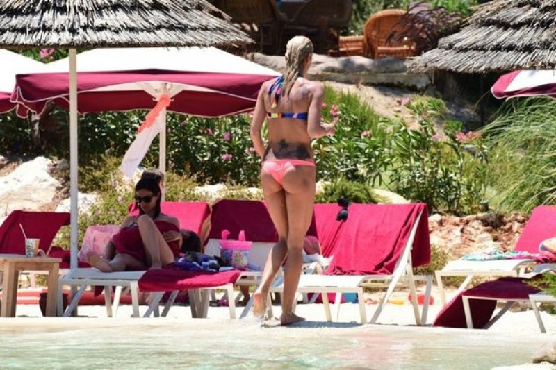 Çağla Şikel tatilde