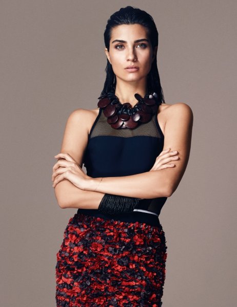 Tuba Büyüküstün çocuklarıyla okul yolunda