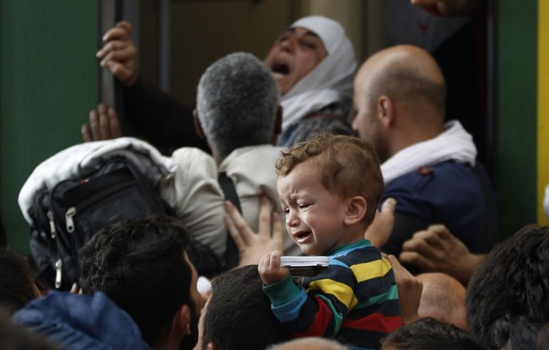 Macaristan'da mülteciler trenlere akın etti