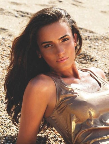 Şafak Sezer: Açalya bacaklarını yanlara doğru açıyor