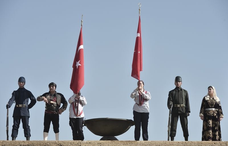 On binler Anıtkabir'e akın etti