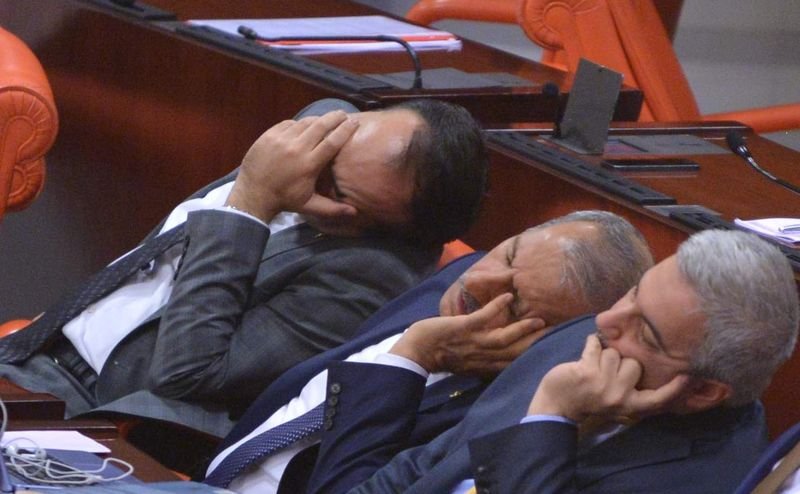 Yorgun düşen vekiller Meclis'te uyuyakaldı